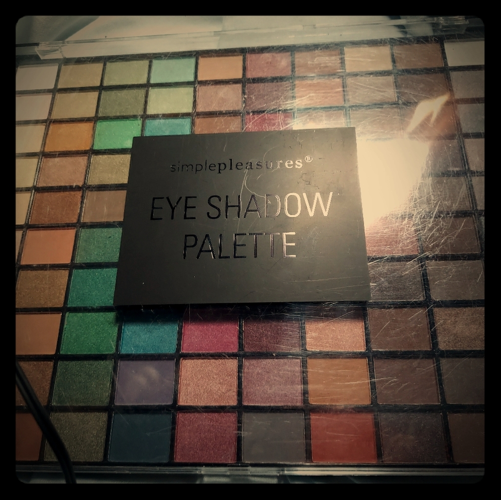 Simple pleasures eye shadow palette